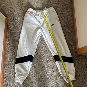 nike skateboard white joggers